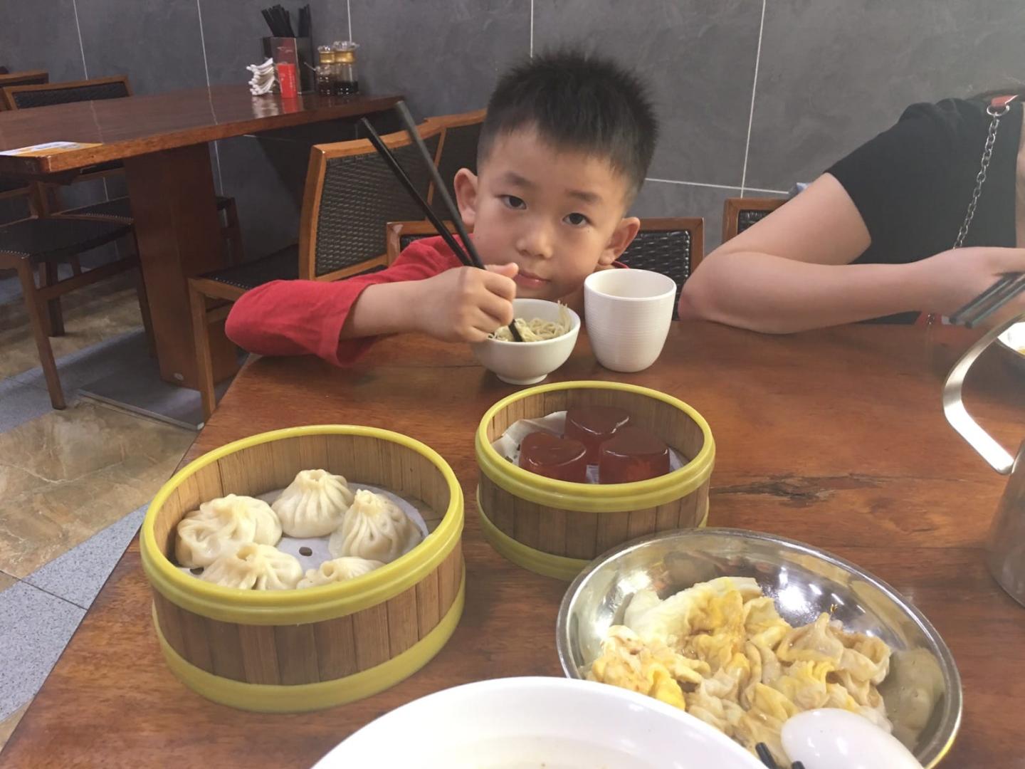 周末陪孩子吃早餐，百年老店，还要奋斗96年。哈哈
