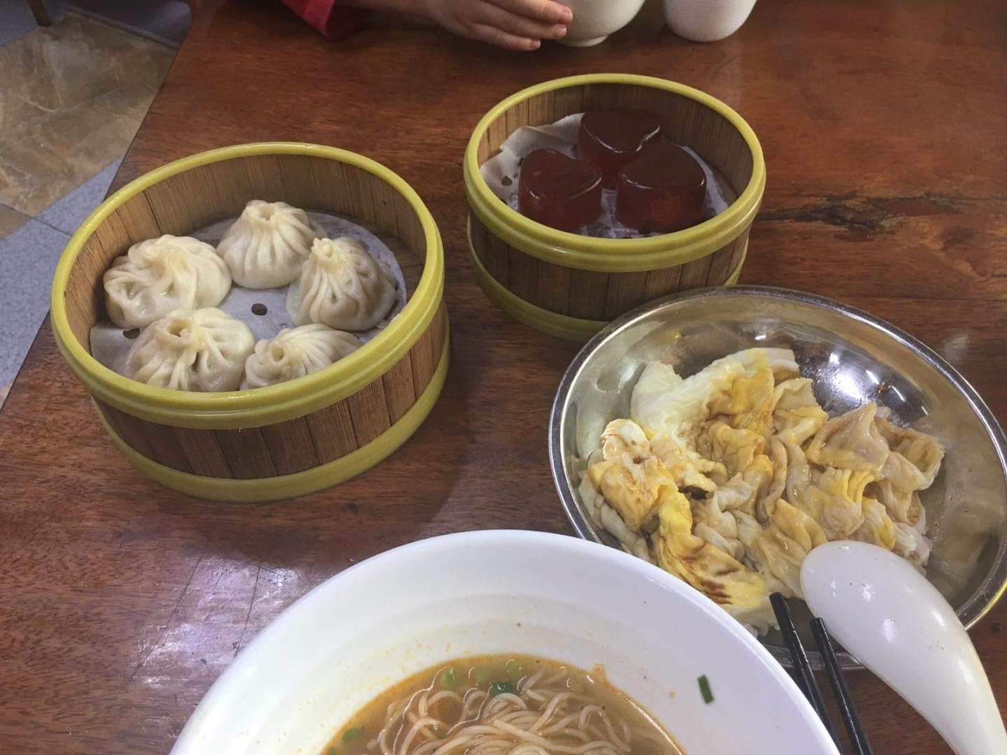 周末陪孩子吃早餐，百年老店，还要奋斗96年。哈哈