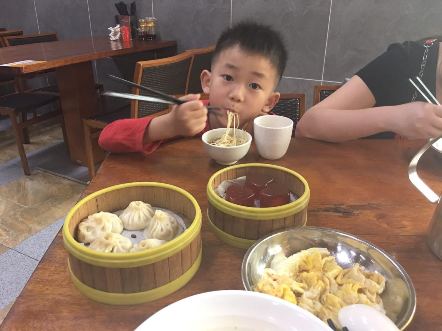 周末陪孩子吃早餐，百年老店，还要奋斗96年。哈哈