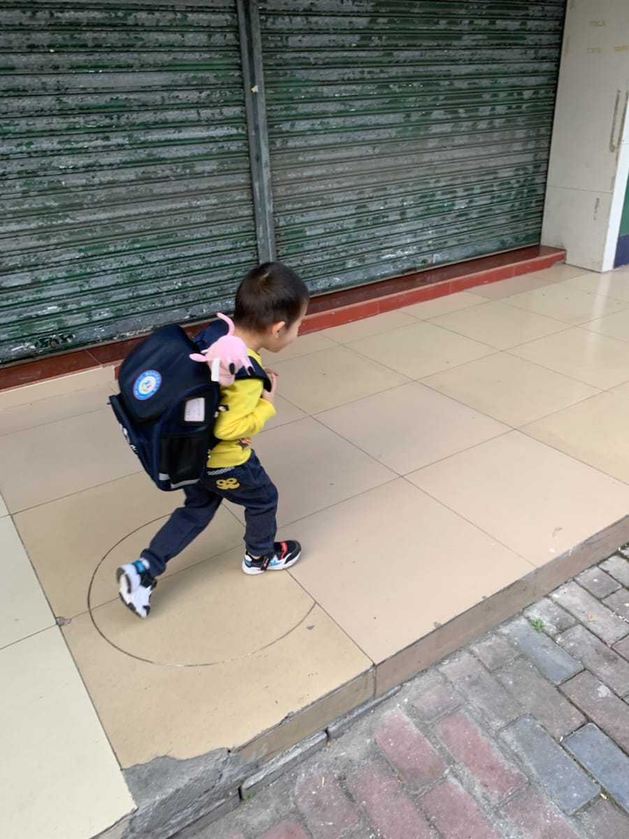 我要去学校，天天不迟到. 爱学习 爱劳动 ，长大要为...........