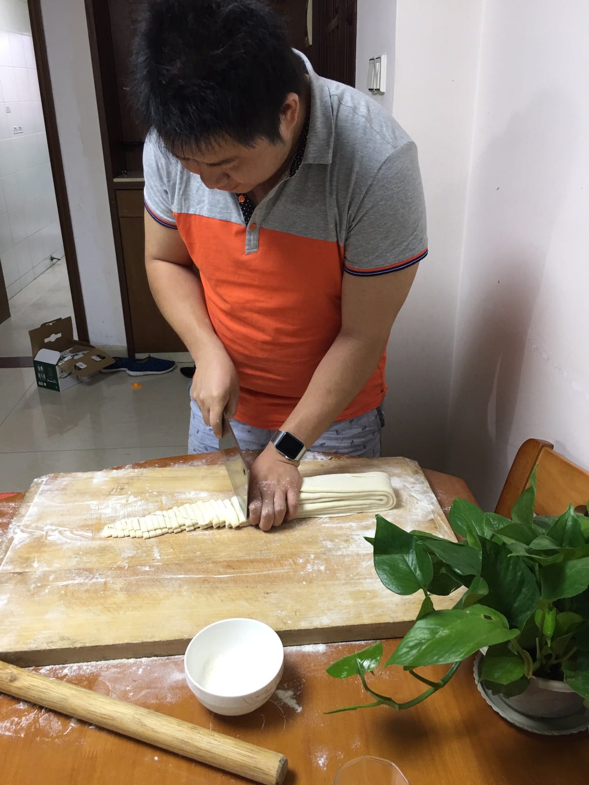 老婆要吃手擀面，看我来露一手，正宗的山东手擀面，有想吃的没？