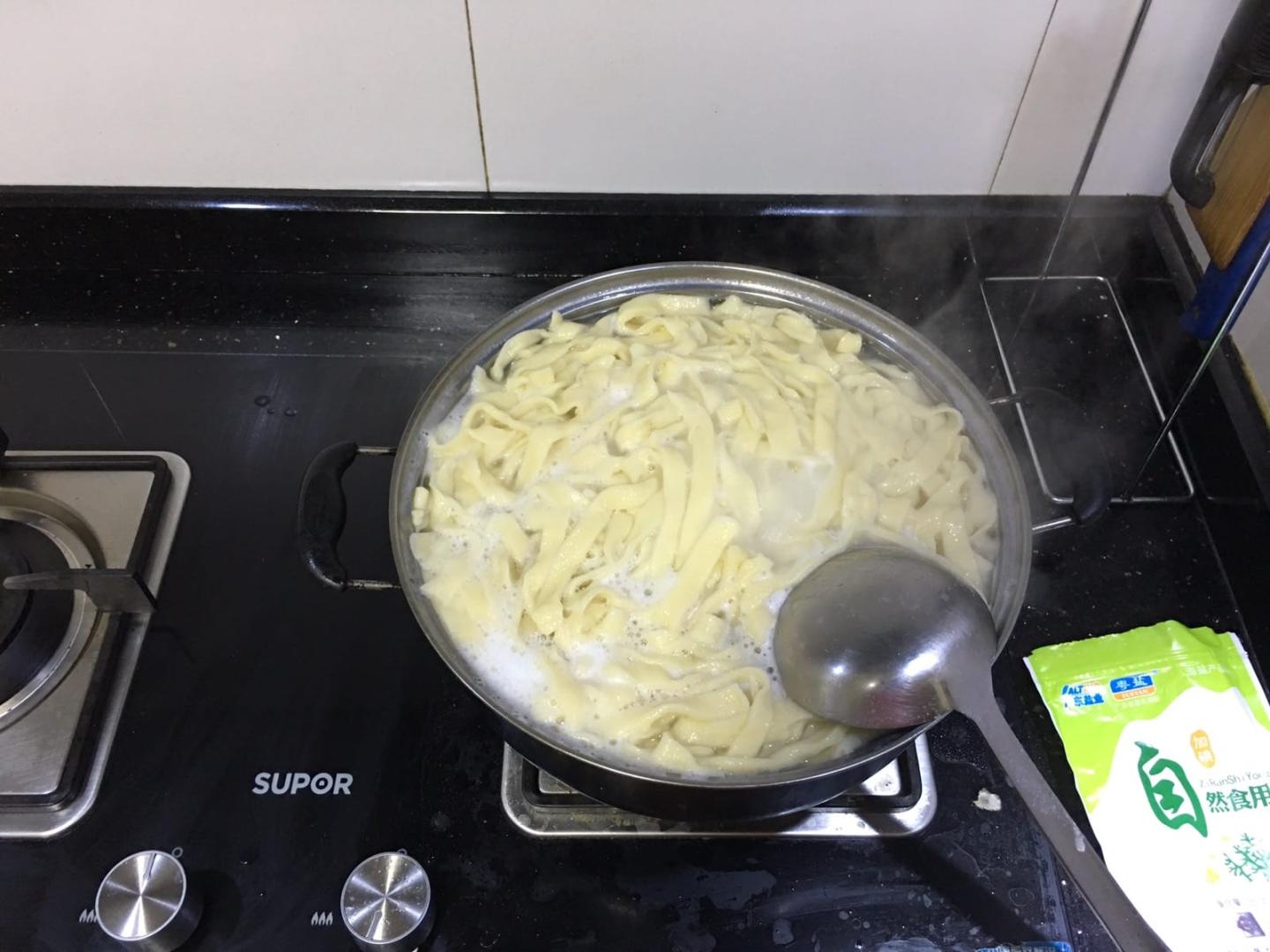 老婆要吃手擀面，看我来露一手，正宗的山东手擀面，有想吃的没？