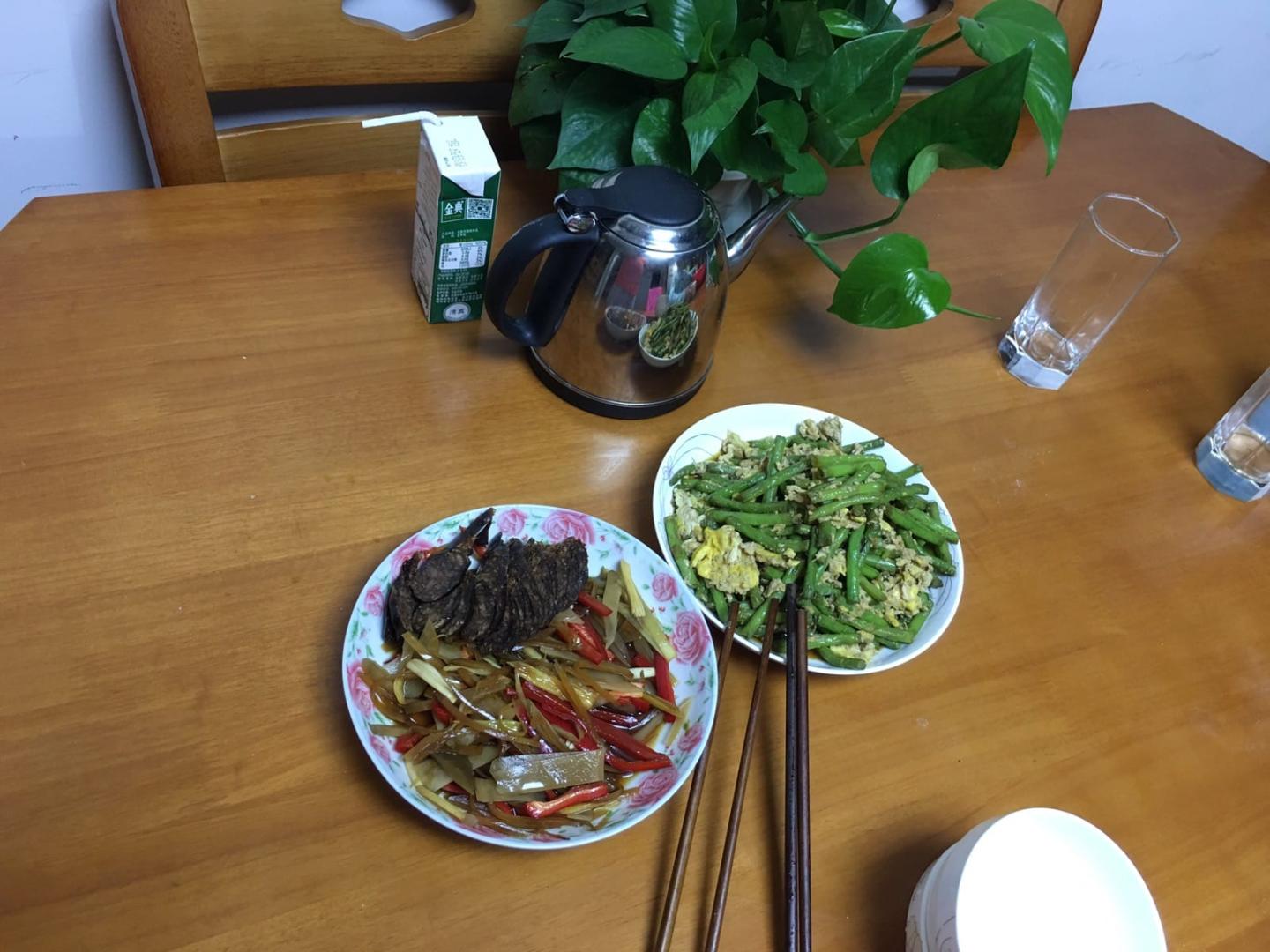 老婆要吃手擀面，看我来露一手，正宗的山东手擀面，有想吃的没？