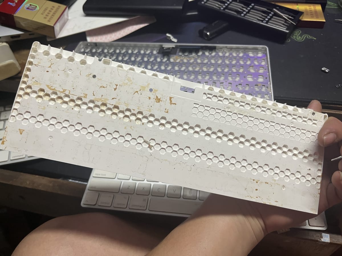 苹果键盘A1664 拆解。一杯奶茶损失一个键盘。 苹果键盘A1664 拆解。一杯奶茶损失一个键盘。