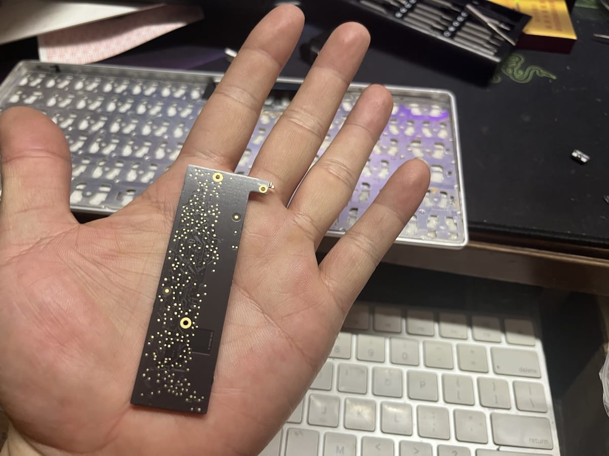 苹果键盘A1664 拆解。一杯奶茶损失一个键盘。 苹果键盘A1664 拆解。一杯奶茶损失一个键盘。