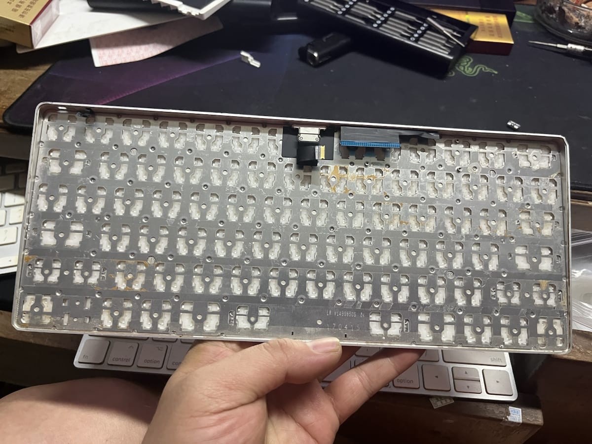 苹果键盘A1664 拆解。一杯奶茶损失一个键盘。 苹果键盘A1664 拆解。一杯奶茶损失一个键盘。