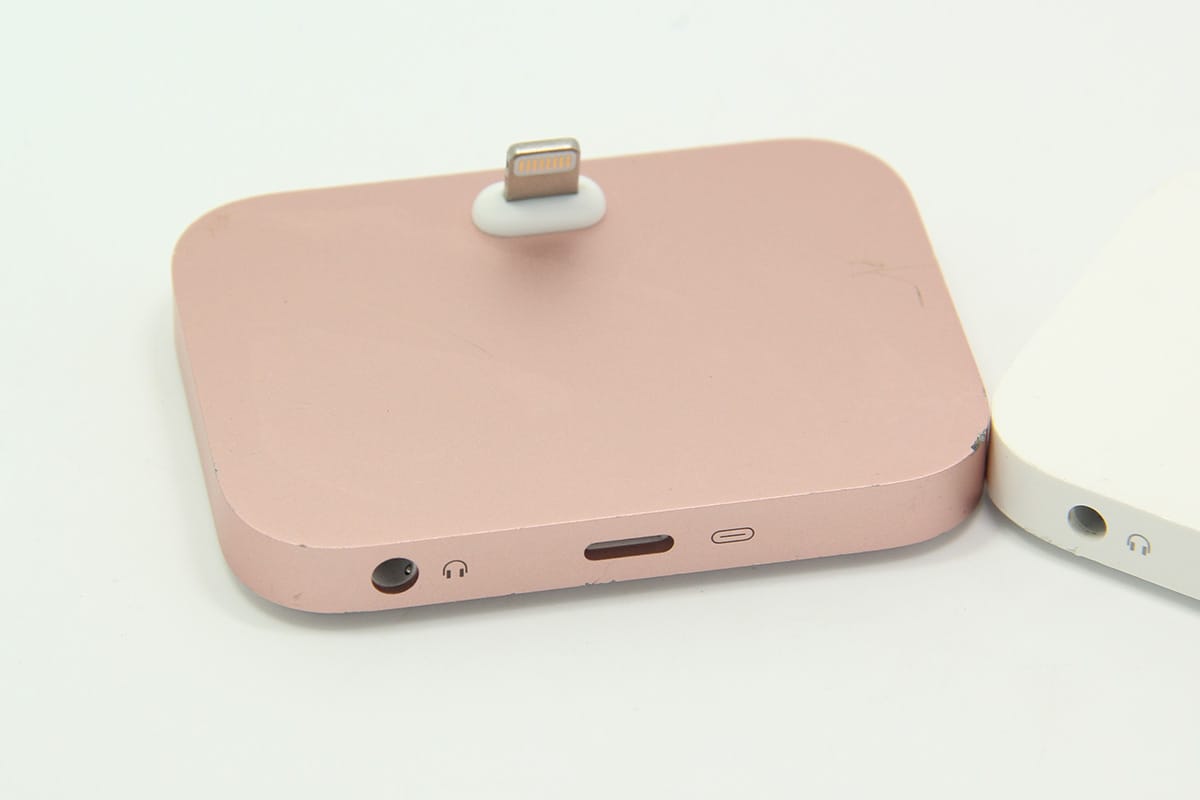 苹果iphone手机 5代 6代 7代手机充电数据底座 播放音频手机外接音箱防滑底胶 A1717 5V 2.5A