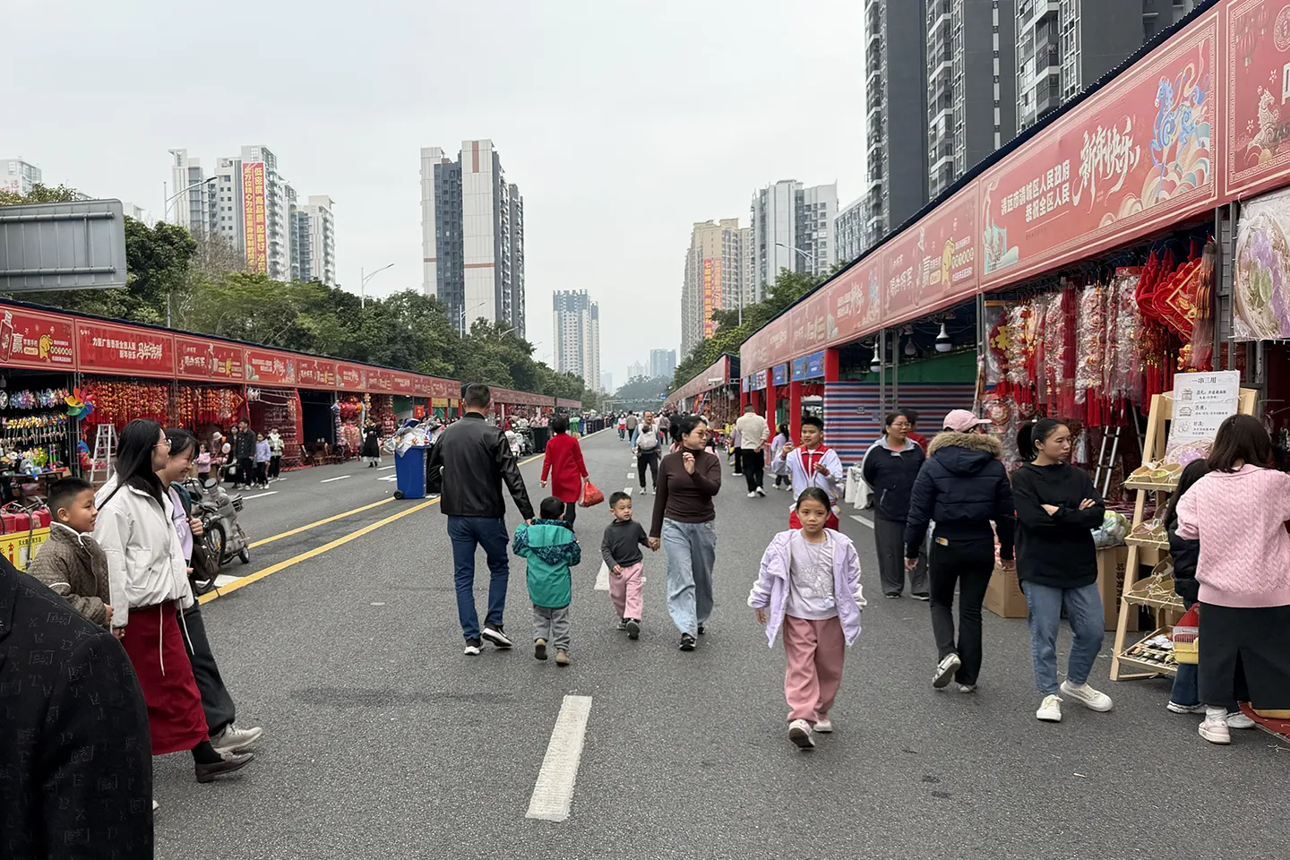 来广东多年了，一直没有机会逛下南方年底的花市，今年孩子放假晚，正好能来逛逛。