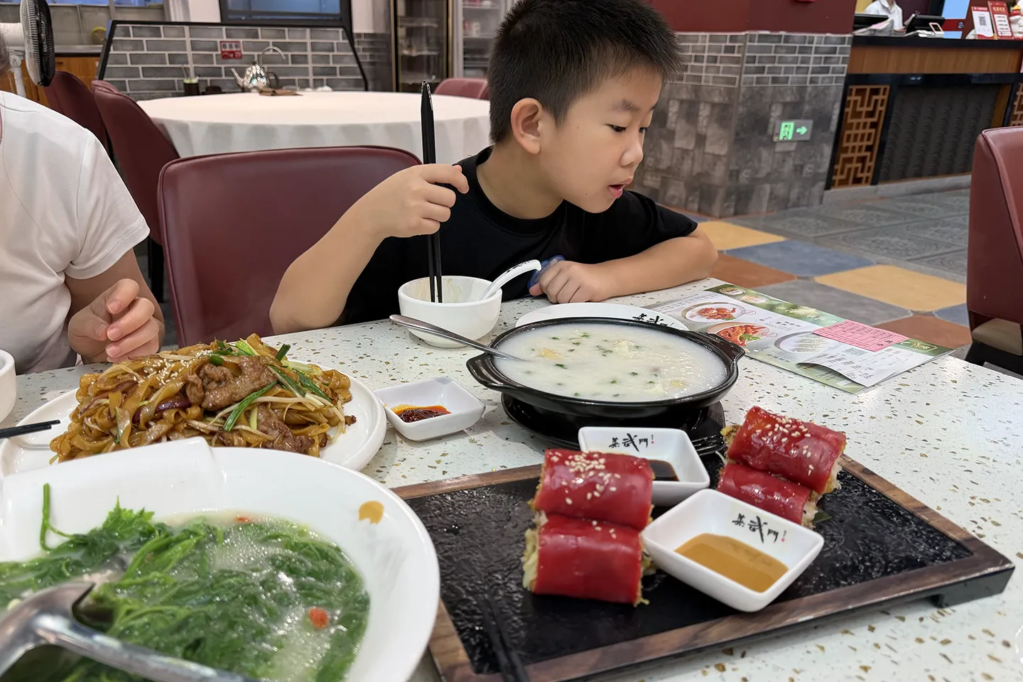 小家伙考完试，老婆懒得开火做饭，全家出门叹早茶。几笼点心，卸下紧绷，慢下来的清晨，满是烟火温柔。