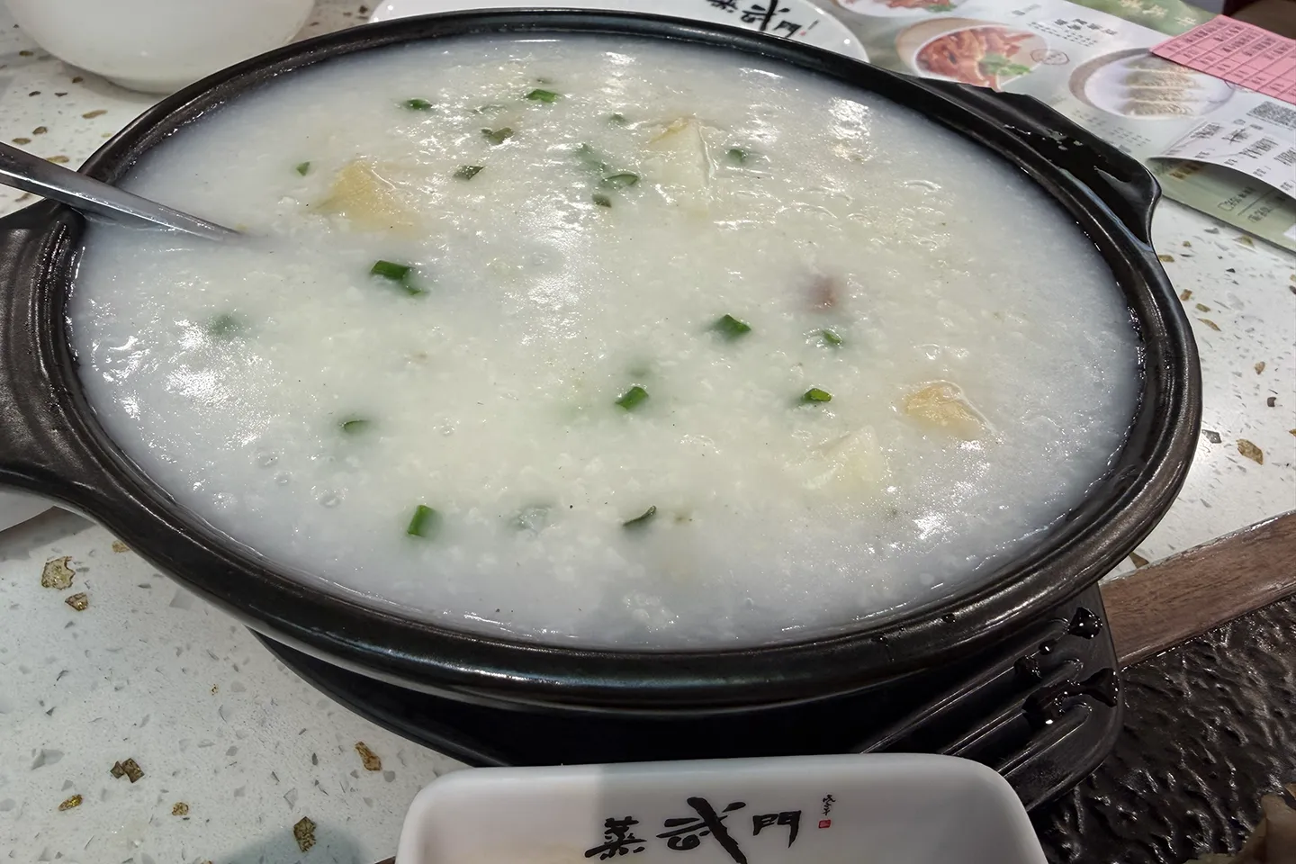 小家伙考完试，老婆懒得开火做饭，全家出门叹早茶。几笼点心，卸下紧绷，慢下来的清晨，满是烟火温柔。