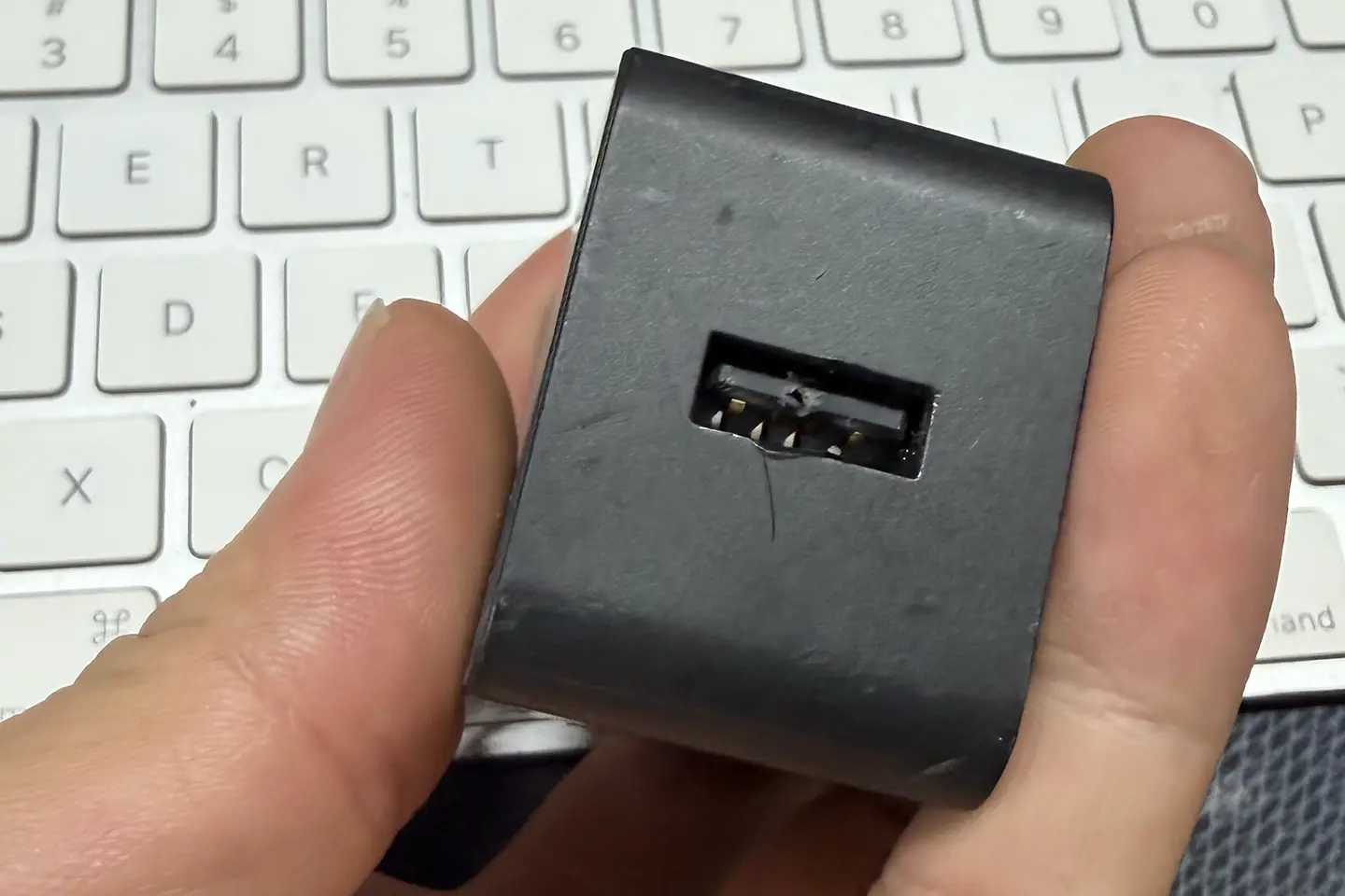 外观瑕疵品，微软12瓦USB，18瓦PD充电器。